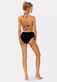 Zestaw bikini składający się z wielokolorowego topu na szyję z wiązaniem z tyłu oraz czarnych wysokich majtek z bocznymi wiązaniami, wykonany z gładkiej tkaniny.