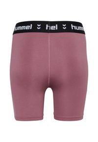 Roze sportshorts met een zwarte elastische tailleband met daarop witte "hummel" branding. Gladde textuur, midi-dij lengte en naadloos ontwerp.