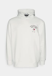 Felpa bianca con tasca frontale, caratterizzata dal testo "Hilfiger New York Est. 1985" e da un piccolo logo rosso, bianco e blu sul petto.