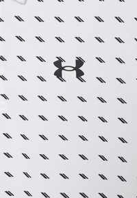 Bílý sportovní tričko s opakujícím se diagonálním černým pruhem a černým logem Under Armour uprostřed. Hladká textura.