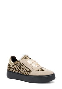 Sneaker beige con pelliccia leopardata sui lati, dettagli metallici dorati, lacci in satin e una spessa suola in gomma nera.