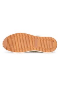 Suola in gomma con una superficie marrone texture, caratterizzata da motivi rigati e bordatura bianca. Suola progettata per offrire aderenza e durata.