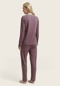 Bordeaux pyjama set van zachte stof, inclusief een long-sleeve top met een witte gestreepte halslijn en bijpassende broek. Smooth textuur, relaxed fit.