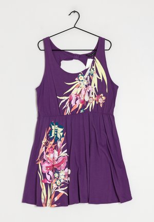 Paarse mouwloze jurk met bloemenprint in roze, groen en blauw. Bevat een uitsnede op de rug en een uitlopende rok ontwerpen. Gemaakt van zachte stof.