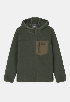 Mørkegrøn fleecejakke med hætte, fuld frontlynlås og kontrastfarvet brystlomme med en lille lynlås og logo broderi.