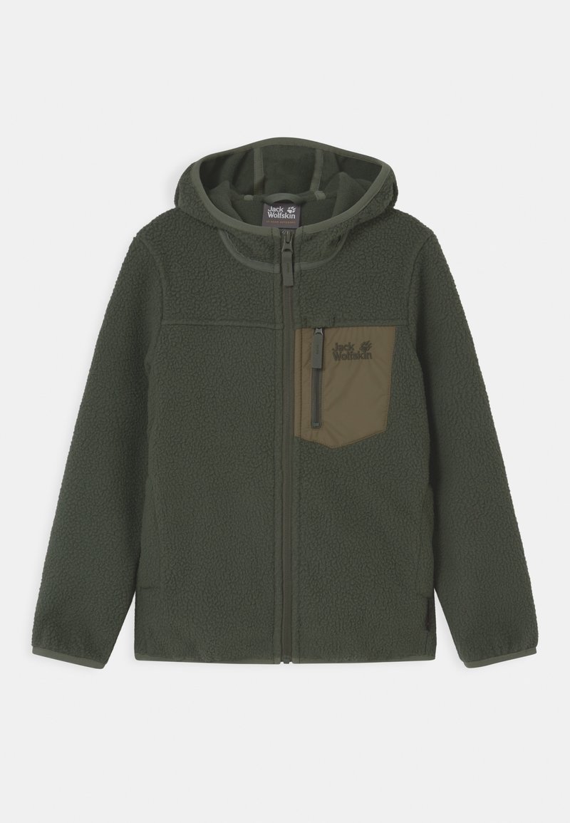 Chaqueta de forro polar verde oscuro con capucha, cremallera frontal completa y un bolsillo en el pecho de color contrastante que cuenta con una pequeña cremallera y bordado del logo.