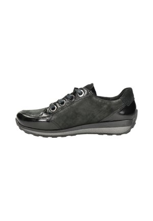 Chaussure décontractée basse noire en suède et cuir verni mélangés, bout rond, semelle épaisse et quatre œillets de lacets vue de côté.