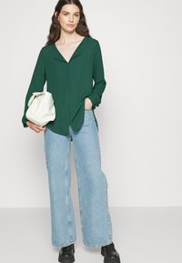 VILA VILUCY - Bluse - pineneedle