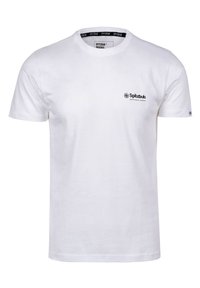 T-shirt bianco in cotone con colletto rotondo. Presenta un logo nero sul lato sinistro del petto e un logo tono su tono sulla manica. Maniche corte, vestibilità standard.