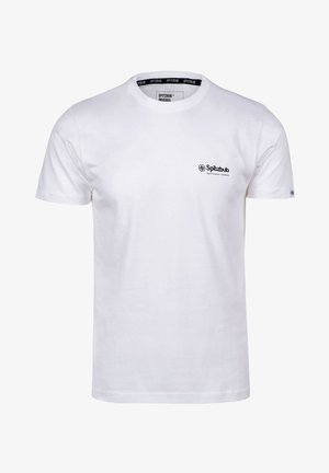 Witte katoenen T-shirt met ronde hals. Bevat een zwart logo op de linkerkant van de borst en een tonale logo op de mouw. Korte mouwen, standaard pasvorm.