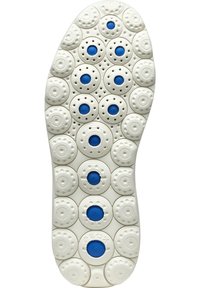 Suola di calzature bianca con motivi circolari caratterizzati da accenti blu, superfici testurizzate e perforazioni per la traspirabilità. Logo del marchio visibile.