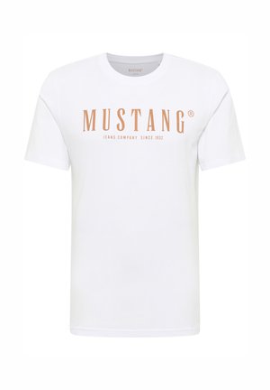 Biała bawełniana koszulka z dużym, pomarańczowym logo „MUSTANG” oraz napisem „JEANS COMPANY SINCE 1932” poniżej. Okrągły dekolt i krótkie rękawy.