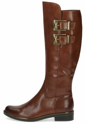 Bota de cuero marrón hasta la rodilla con dos hebillas metálicas, textura suave, puntera redondeada y un pequeño tacón cuadrado.