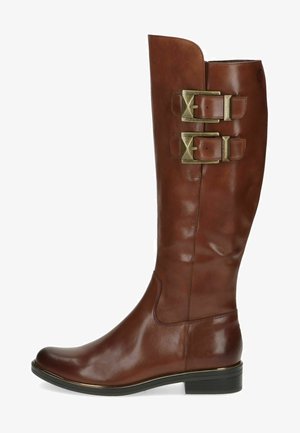 Bota de cuero marrón hasta la rodilla con dos hebillas metálicas, textura suave, puntera redondeada y un pequeño tacón cuadrado.