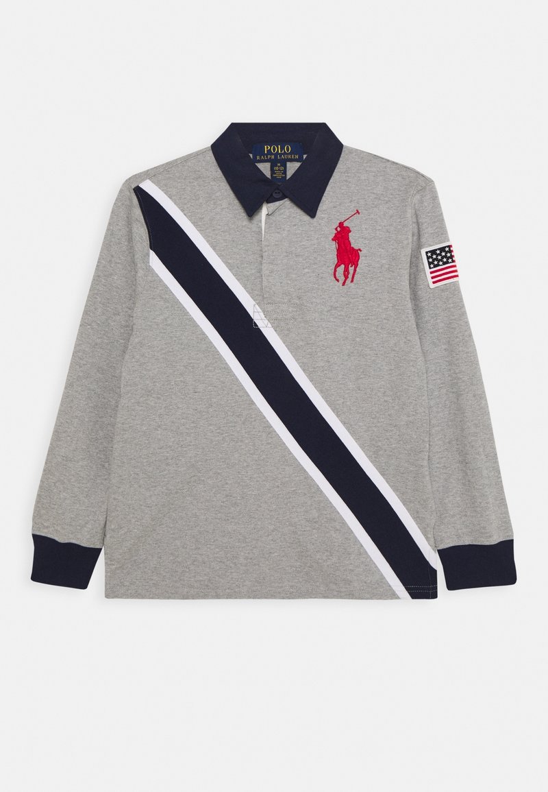 Šedá polo tričko s dlouhým rukávem, námořnický límec a manžety, námořnické a bílé diagonální pruhy, červené logo Polo Ralph Lauren na hrudi a nášivka s americkou vlajkou na rukávu.