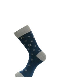 Chaussette bleu marine avec un revers gris clair ; arbore des motifs de flocons de neige et floraux en blanc sur l'ensemble ; texture tricotée avec un renfort au bout et au talon.