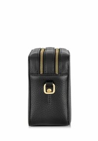 Czarna skórzana kosmetyczka o teksturowanej powierzchni, z podwójnymi złotymi suwakami i złotym akcentem z przodu.