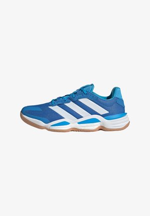 Blaue Sportschuhe mit Obermaterial aus Mesh, ausgestattet mit einem weißen Drei-Streifen-Design, einem gepolsterten Kragen und einer Gummisohle mit einem braunen Traktionsmuster.
