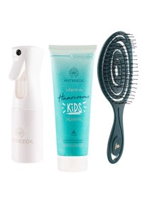 Nutreeoil Kinder-Haarpflege-Set: weiße Sprühflasche, türkisfarbene Leave-in-Creme mit strukturiertem Rohr und dunkelgrüße Entwirrbürste mit flexiblen Borsten.