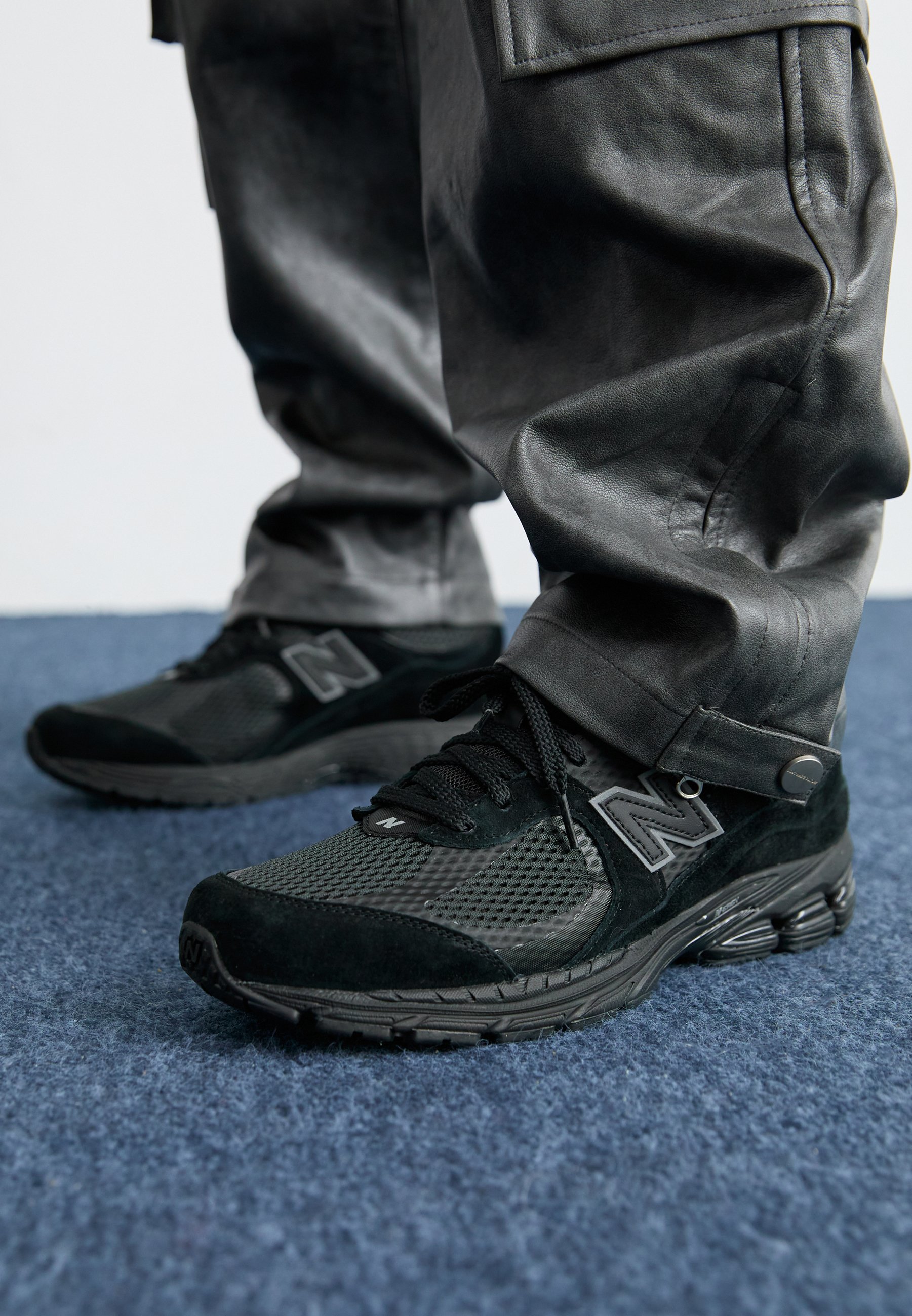 New Balance M2002WB UNISEX - Trainers - black - Zalando
