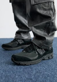 M2002WB UNISEX - Zapatillas - black