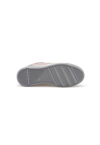 Baskets rose clair avec une semelle en caoutchouc texturé présentant des lignes horizontales et un petit logo. La zone des orteils est arrondie avec des accents minimaux.
