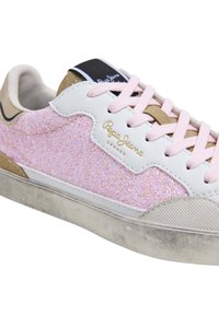 Zapatillas brillantes rosas con cuero blanco y acentos en marrón. Cuentan con una superficie texturizada, cordones blancos y un logotipo en el lateral.