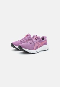 Baskets de sport violettes avec un dessus en mesh, des accents orange contrastants, une semelle intercalaire blanche rembourrée et une semelle extérieure en caoutchouc noir pour une meilleure traction.