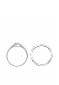 Ensemble de bagues en argent comprenant une bague principale ornée de pierres multiples et une bande unie assortie. Fini lisse et poli, formes rondes.
