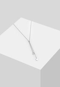 Det sølvfarvede halskæde har en Y-formet kæde med to vedhæng: en lille cirkel og en rund ring, der viser et slankt og minimalistisk design.