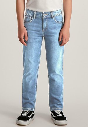 Lichtblauwe denim jeans met een rechte snit, voorzien van vijf zakken, een knoopsluiting en witte stiksels. Gecombineerd met zwart-witte sneakers.