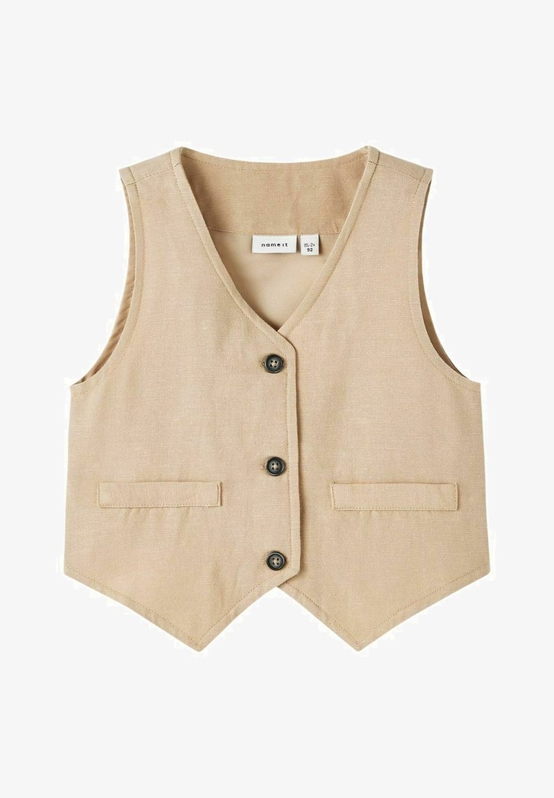 Gilet en lin beige avec un col en V, cinq boutons noirs et deux poches avant ; possède un ourlet pointu et un tissu texturé.