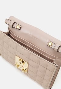 MICHAEL Michael Kors TRIBECA - Cross body bag - soft pink