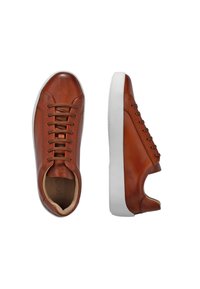 Rjavi usnjeni športni copati z zaobljenim prstom, vezalkami, belim gumijastim podplatom in svetlo rjavim notranjim delom. Gladek otip z minimalnim šivanjem.