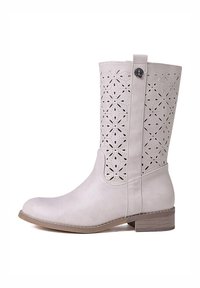 Stivaletti grigio chiaro alla caviglia con motivo floreale traforato e punta arrotondata. Presentano un tacco basso a blocco e un dettaglio con bottone sul lato.