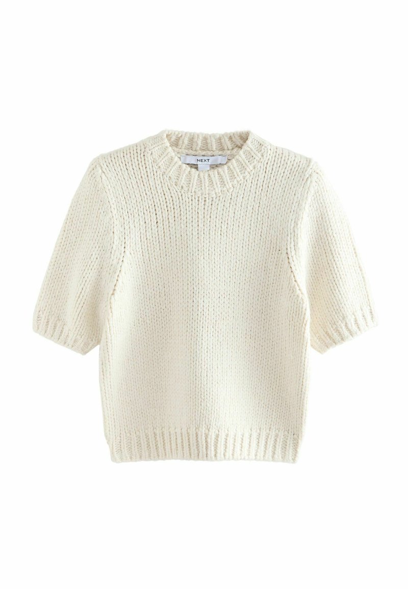 Sweter z krótkim rękawem w kolorze kremowym, z okrągłym dekoltem, ściągaczami przy rękawach oraz fakturowanym, grubym wzorem ściegowym na całej powierzchni.