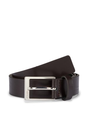 Cintura di pelle marrone scuro con fibbia metallica rettangolare argentata, arrotolata su sfondo bianco.