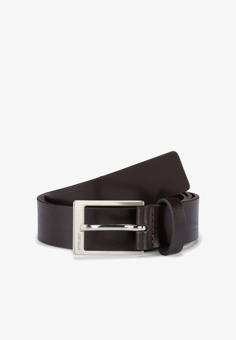 Ceinture en cuir marron foncé avec une boucle métallique rectangulaire argentée, enroulée sur fond blanc.
