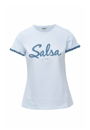 Camiseta blanca de manga corta con el logo "Salsa Jeans" en costura azul y ribete de mezclilla en los bordes de las mangas.