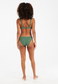 Zelený bikiny set s textúrovanou tkaninou, nastaviteľnými popruhmi a detailom na zapínanie v zadnej časti. Spodná časť má klasický strih.
