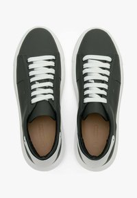 Tmavě šedé tenisky s bílými tkaničkami, s hladkým povrchem, zaoblenou špičkou a kontrastními bílými akcenty na podrážce a patě.