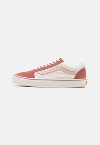 Nízké sneakers s růžovým semišovým špičkovým krytem a patou, bílým textilním tělem a růžovými akcenty. Bílé tkaničky a gumová podrážka s růžovým pruhem.
