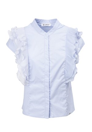 Blusa azul claro con mangas cortas con volantes, cierre delantero con botones y cuello estándar. Fabricada con tela suave y textura lisa.
