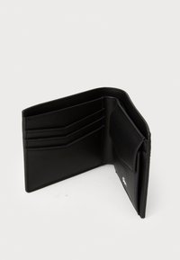 Svart lær lommebok med flere kortlommer og en myntlomme. Glatt tekstur, minimalistisk design med en liten logodetalj.