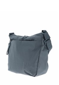 Bolso de hombro gris texturizado con correa ajustable, cierre superior con cremallera y bolsillo frontal; cuenta con un sutil patrón geométrico y detalles del logo.