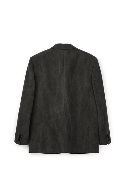 Ciemnoszara zamszowa marynarka widziana od tyłu, z długimi rękawami i guzikami przy mankietach.