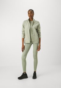 ASICS CORE JACKET - Sportovní bunda - olive grey