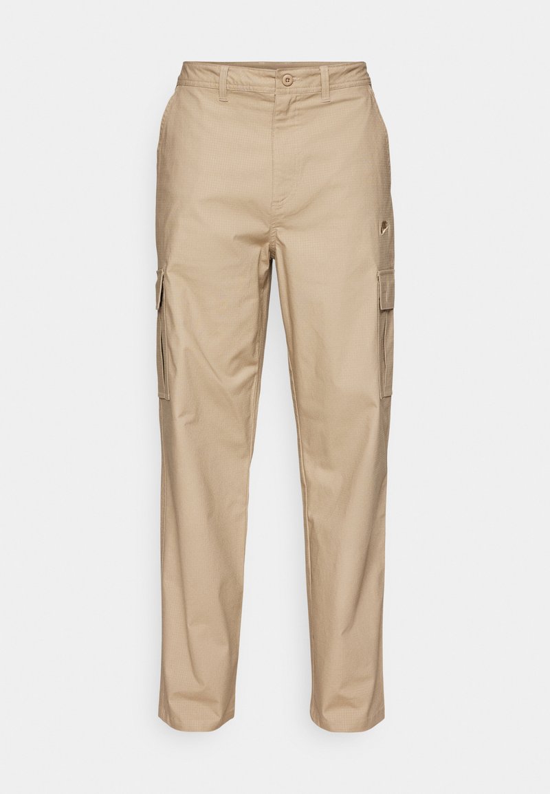 Pantalon cargo beige avec une finition texturée, doté de poches latérales, d'une fermeture à bouton et d'une coupe droite.
