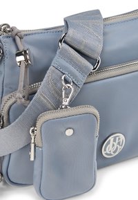 Borsa a tracolla blu in nylon con hardware argentato, una tracolla testurizzata e una piccola pochette staccabile. Presenta cerniere e un accento con logo.