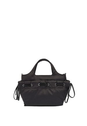 Czarna torba na ramię z krótkimi uchwytami, zdobiona troczkiem ze metalowymi oczkami z przodu oraz detalami wiązanymi po bokach, na białym tle.